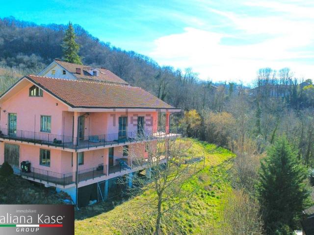 Villetta bifamiliare in vendita di 320 m² in Strada della Trinita&apos