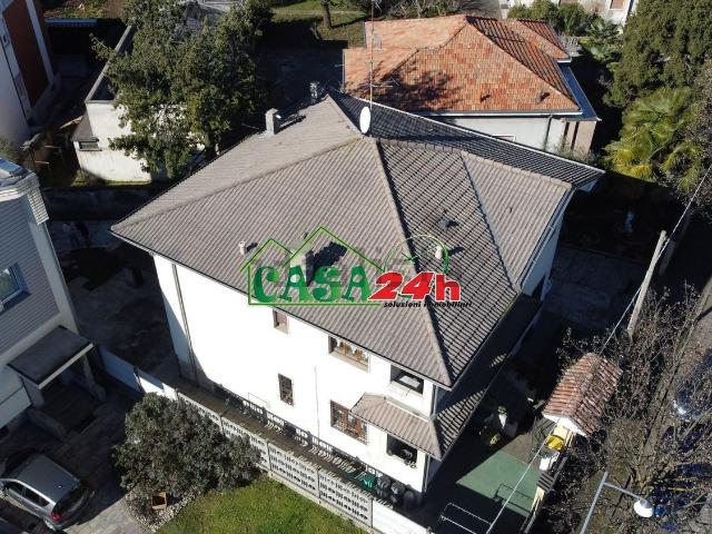 Villetta bifamiliare in vendita di 320 m² in Via Varese