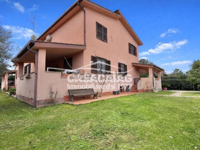 Villetta bifamiliare in vendita di 320 m² in Via Alcidamante di Elea