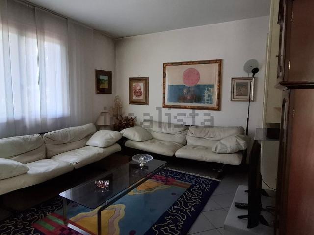 Villetta bifamiliare in vendita di 320 m² in Via Armando Meoni