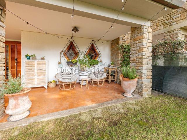 Villetta bifamiliare in vendita di 320 m² in Via Capitone, 20