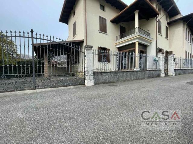 Villetta bifamiliare in vendita di 320 m² in Via Cavalleria