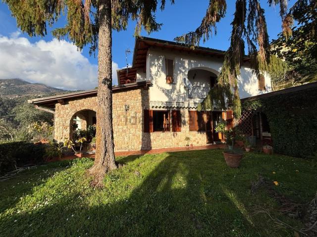 Villetta bifamiliare in vendita di 320 m² in Via Cavour