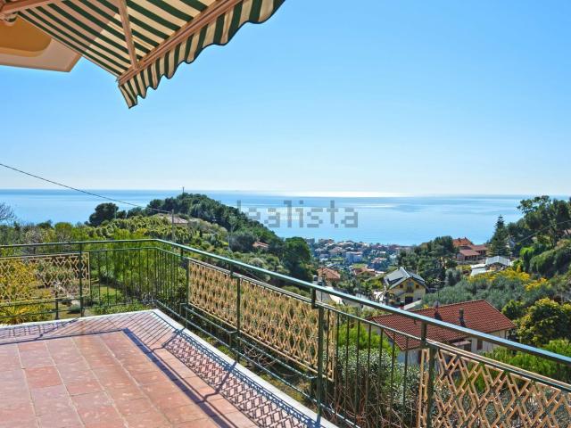 Villetta bifamiliare in vendita di 320 m² in Via Conca Verde
