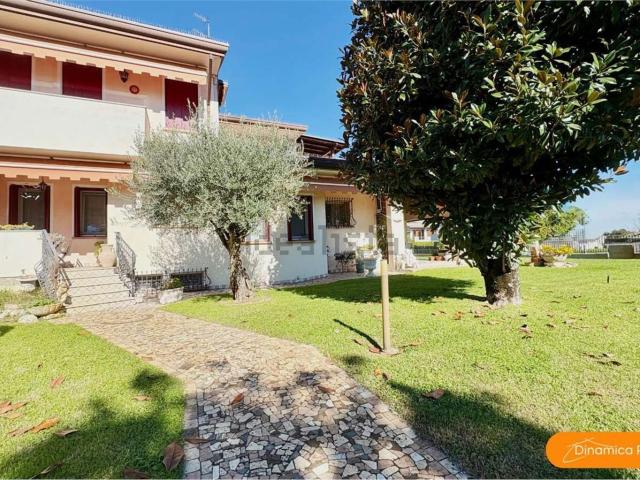 Villetta bifamiliare in vendita di 320 m² in Via dei Giunchi, 1