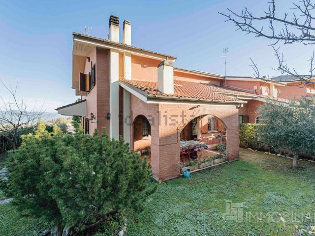 Villetta bifamiliare in vendita di 320 m² in Via Don Sturzo