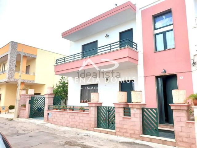 Villetta bifamiliare in vendita di 320 m² in Via Fermi, 4