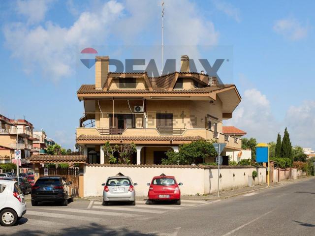 Villetta bifamiliare in vendita di 320 m² in Via Formia, 2