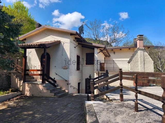 Villetta bifamiliare in vendita di 320 m² in Via Geminiano Rondelli, 59