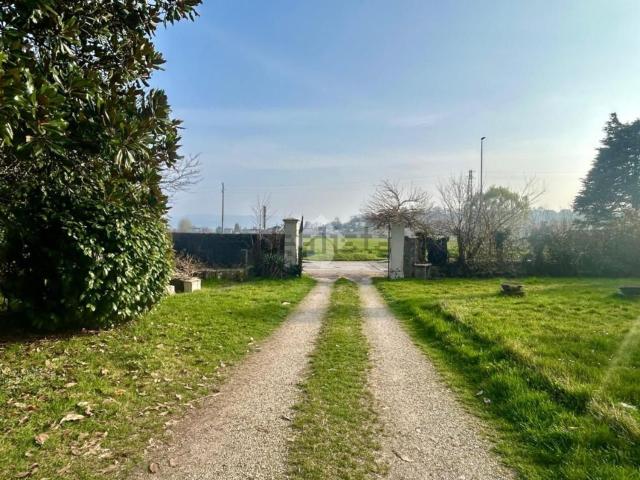 Villetta bifamiliare in vendita di 320 m² in Via IV Novembre, 98