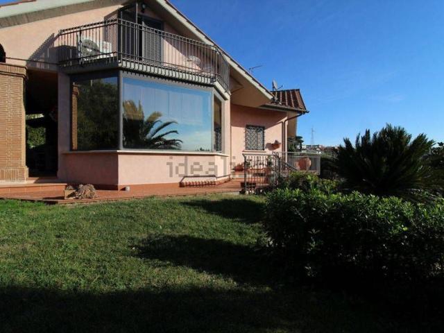 Villetta bifamiliare in vendita di 320 m² in Via Monti Lucretili, 34