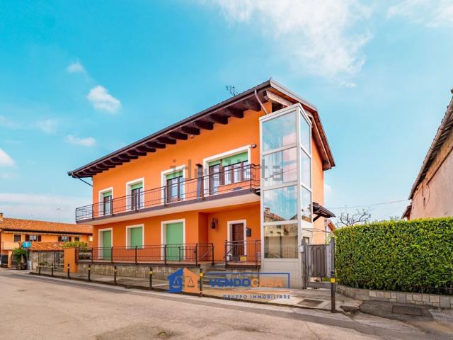 Villetta bifamiliare in vendita di 320 m² in Via Perotti, 36