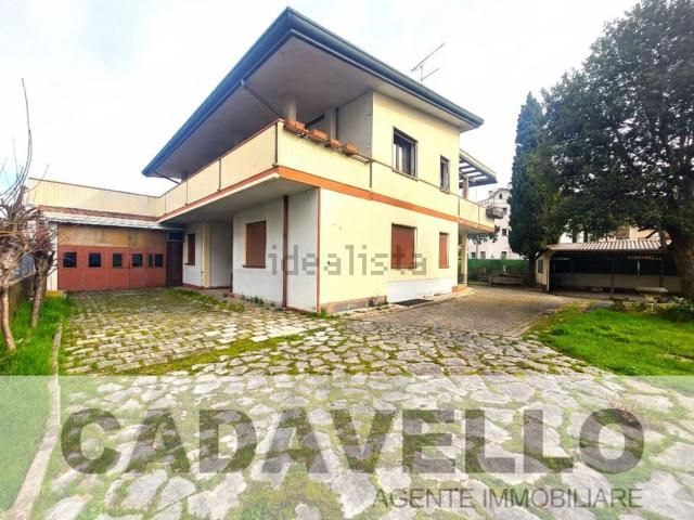 Villetta bifamiliare in vendita di 320 m² in Via Redipuglia