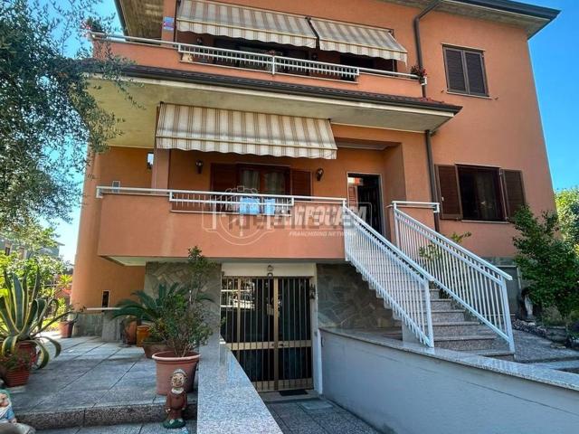 Villetta bifamiliare in vendita di 320 m² in Via Risorgimento, 71