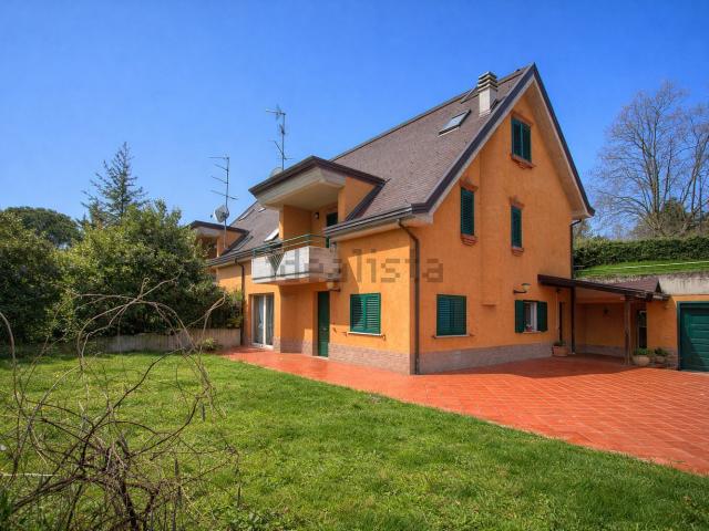 Villetta bifamiliare in vendita di 320 m² in Viale Principe di Piemonte, 138