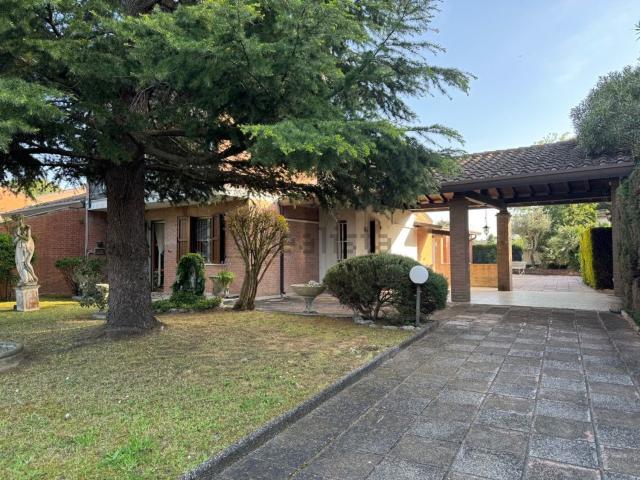 Villetta bifamiliare in vendita di 320 m² in Viale Spagna, 47