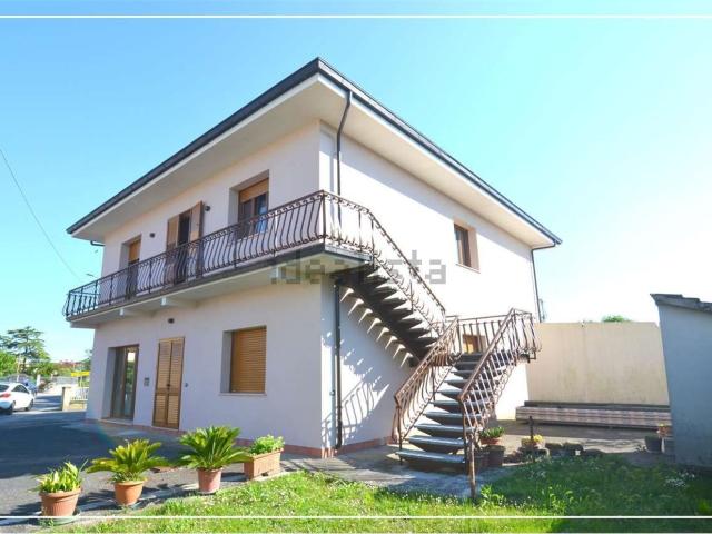 Villetta bifamiliare in vendita di 320 m²