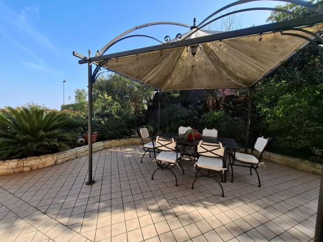 Villetta bifamiliare in vendita di 320 m²