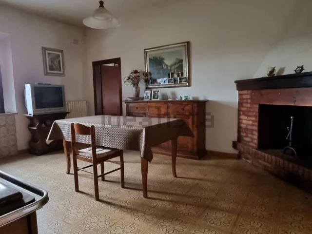 Villetta bifamiliare in vendita di 321 m² in Via delle Regioni