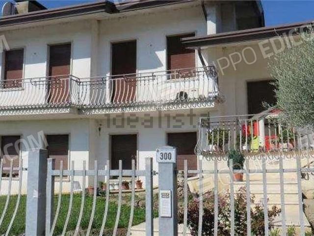 Villetta bifamiliare in vendita di 321 m² in Via Liguria, 300
