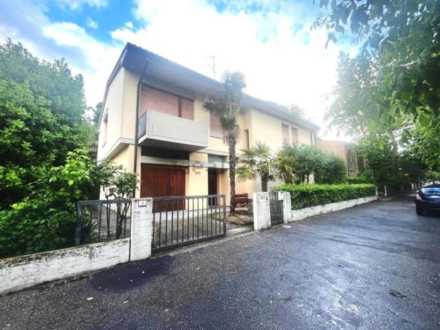 Villetta bifamiliare in vendita di 321 m²