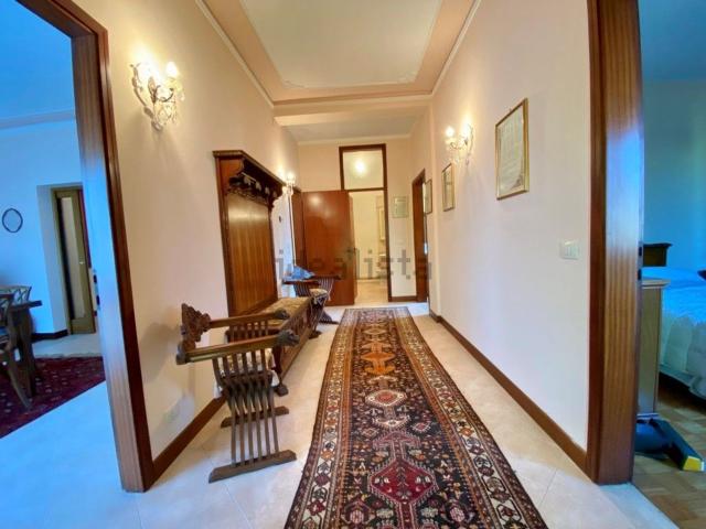 Villetta bifamiliare in vendita di 327 m² in Via Alessandro Manzoni