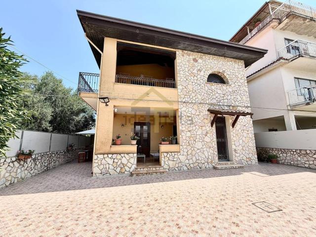 Villetta bifamiliare in vendita di 325 m² in Contrada Garofalo