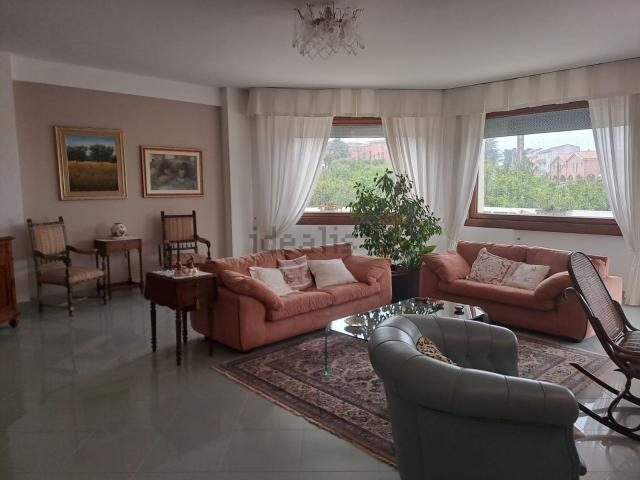 Villetta bifamiliare in vendita di 325 m² in Piazza della Comunità Europea