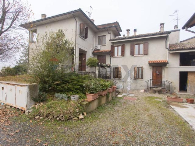Villetta bifamiliare in vendita di 325 m² in Strada Comunale per Fornio, 37