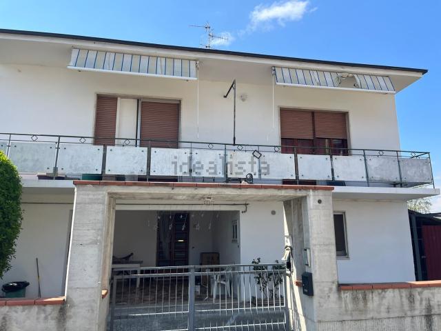 Villetta bifamiliare in vendita di 325 m² in Via Tagliamento, 21