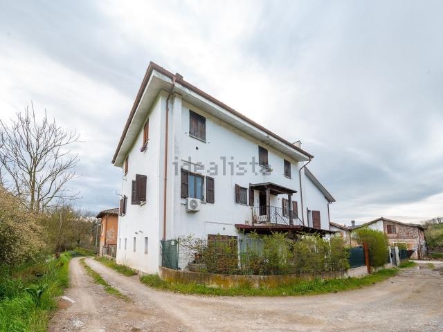 Villetta bifamiliare in vendita di 325 m² in Via Colombaro, 7