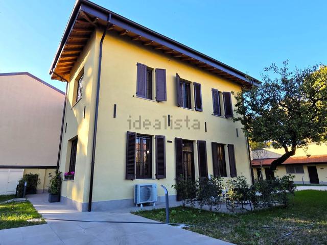 Villetta bifamiliare in vendita di 325 m² in Via Dante Alighieri, 33