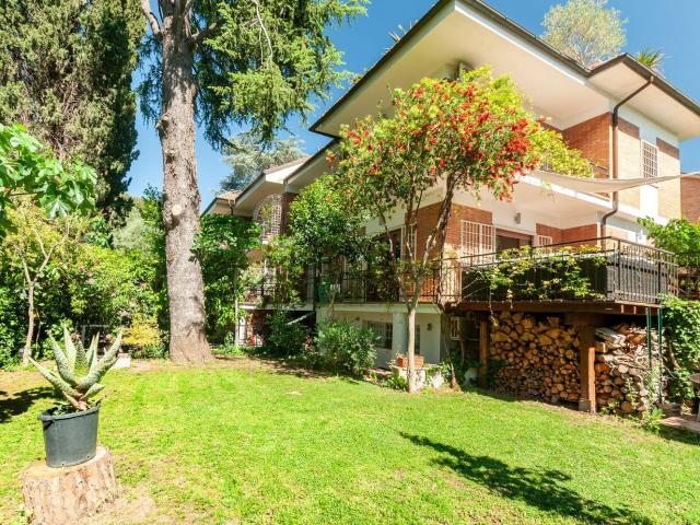 Villetta bifamiliare in vendita di 325 m² in Via Edgardo Negri, 84
