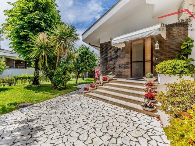 Villetta bifamiliare in vendita di 325 m² in Via Luigi Perrachio