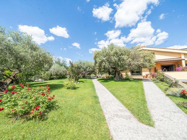 Villetta bifamiliare in vendita di 325 m² in Via Macchia dello Sterparo