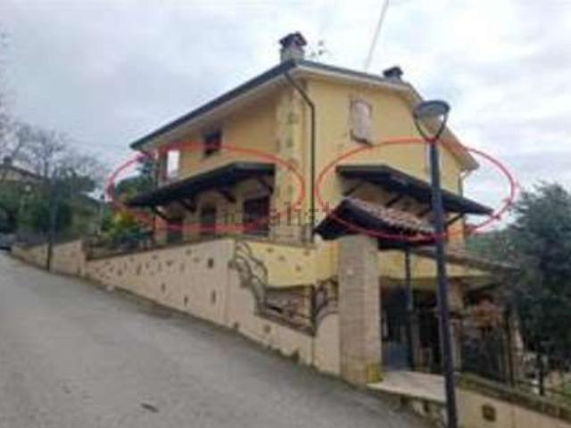 Villetta bifamiliare in vendita di 326 m² in Strada Del Piano, 3