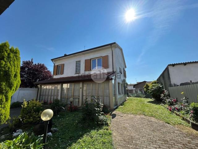 Villetta bifamiliare in vendita di 326 m² in Via XXIV Maggio, 16