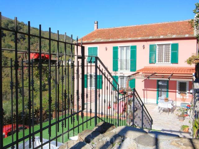 Villetta bifamiliare in vendita di 326 m² in Via San Biagio di Valpolcevera