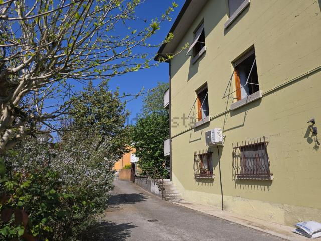 Villetta bifamiliare in vendita di 328 m² in Via Volontari del Sangue