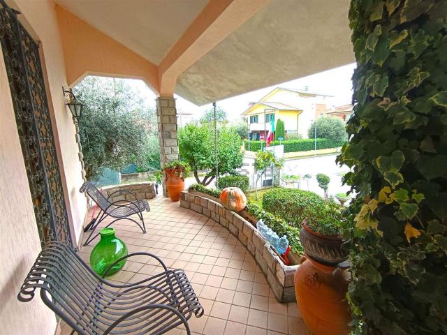 Villetta bifamiliare in vendita di 328 m² in Via Berlinguer