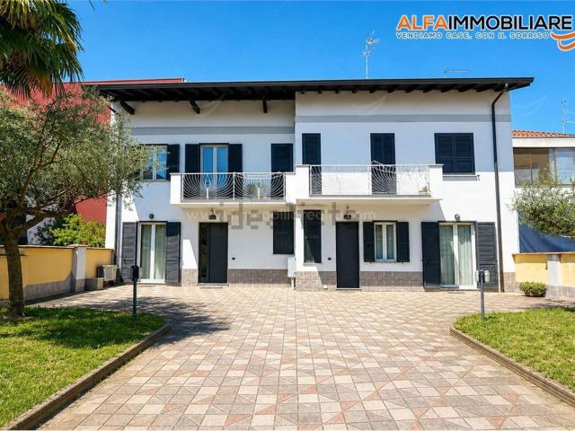 Villetta bifamiliare in vendita di 328 m² in Via della Riotta, 7
