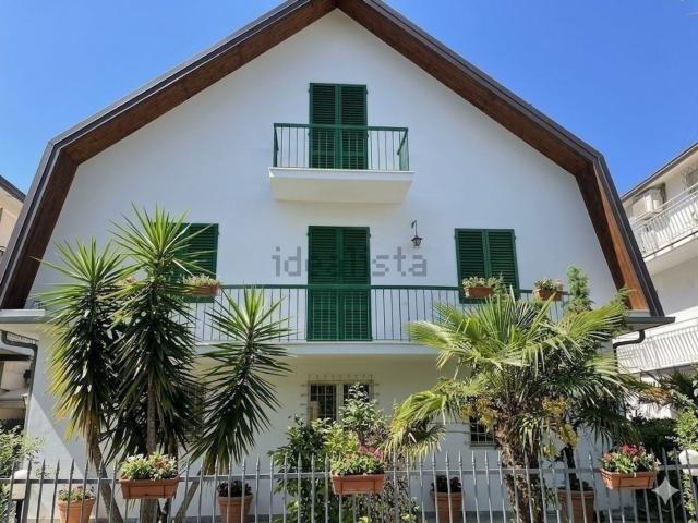 Villetta bifamiliare in vendita di 329 m² in Viale Antonio Gramsci