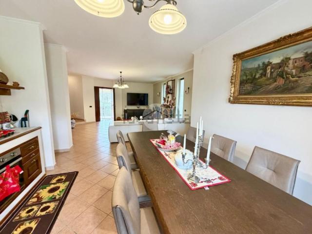 Villetta bifamiliare in vendita di 330 m² in Contrada Muraglione, 26