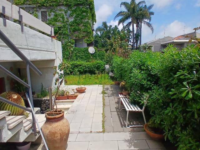 Villetta bifamiliare in vendita di 330 m² in Via Brenta, 11