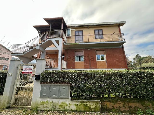 Villetta bifamiliare in vendita di 330 m² in Via degli Abeti, 16