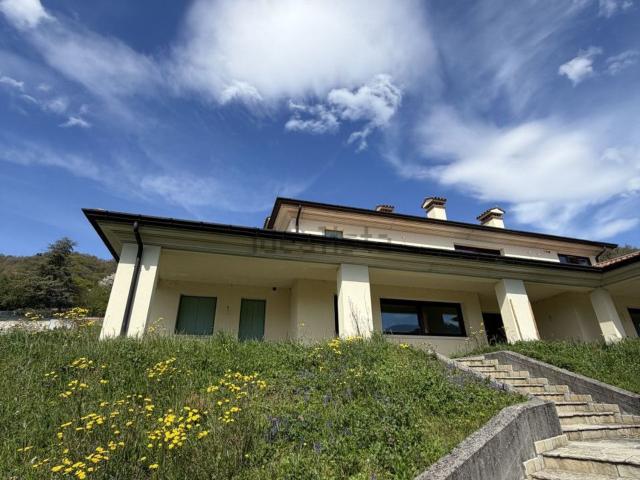 Villetta bifamiliare in vendita di 330 m² in Via degli Alpini