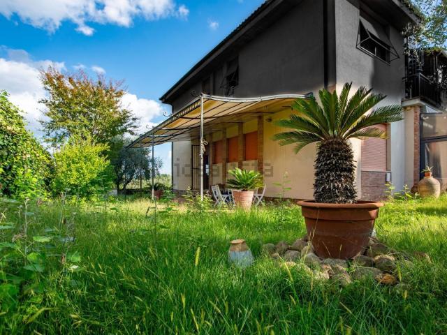 Villetta bifamiliare in vendita di 330 m² in Via delle Regioni