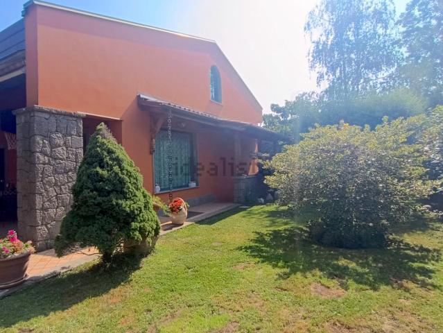 Villetta bifamiliare in vendita di 330 m² in Via Enrico Fermi, 28