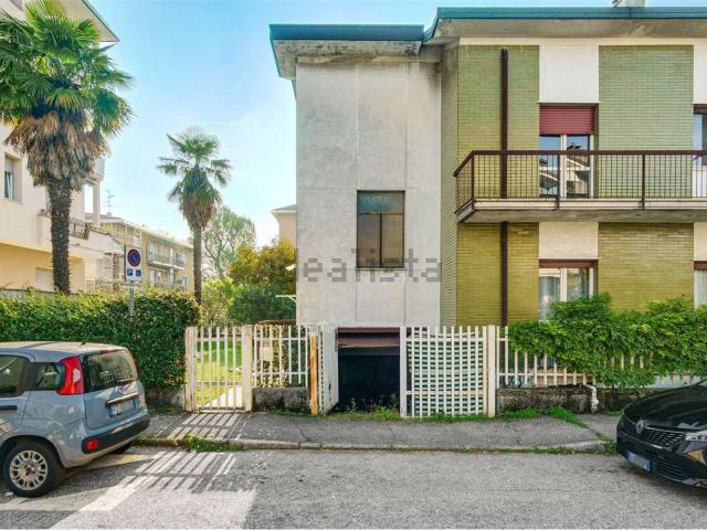 Villetta bifamiliare in vendita di 330 m² in Via Fratelli Bronzetti, 19