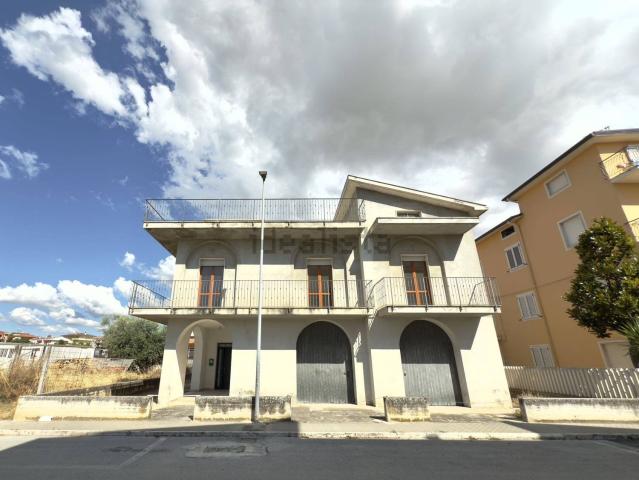 Villetta bifamiliare in vendita di 330 m² in Via Giovanni Pascoli, 39